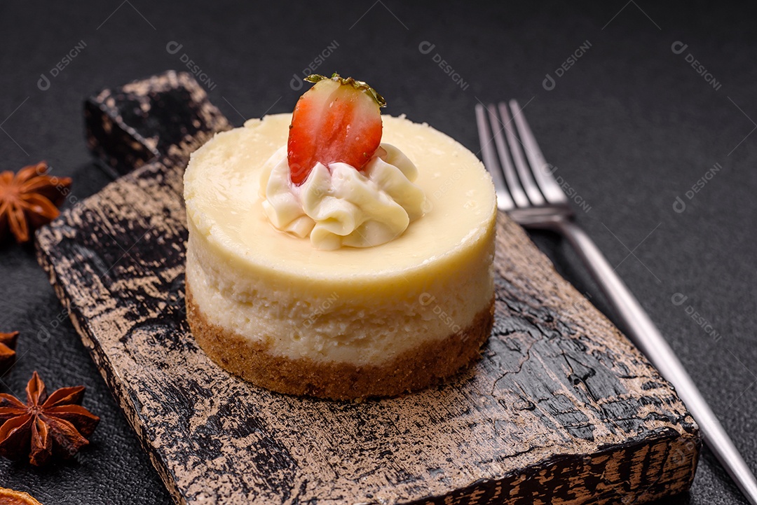 Delicioso mousse de fruta em uma mesa de concreto