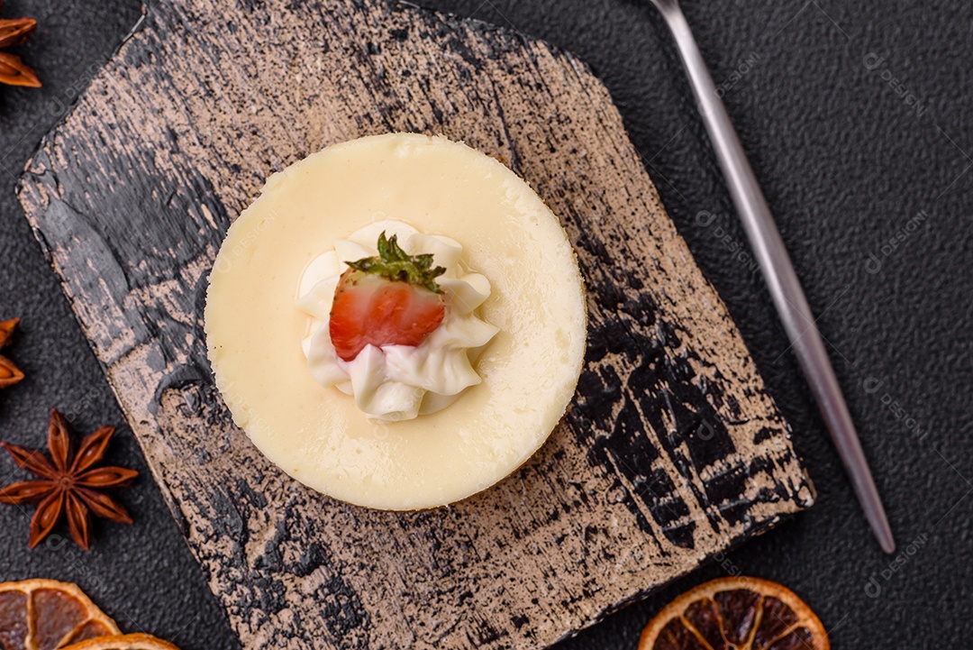Delicioso mousse de fruta em uma mesa de concreto