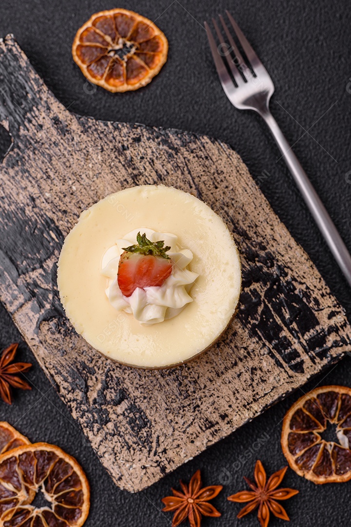 Delicioso mousse de fruta em uma mesa de concreto