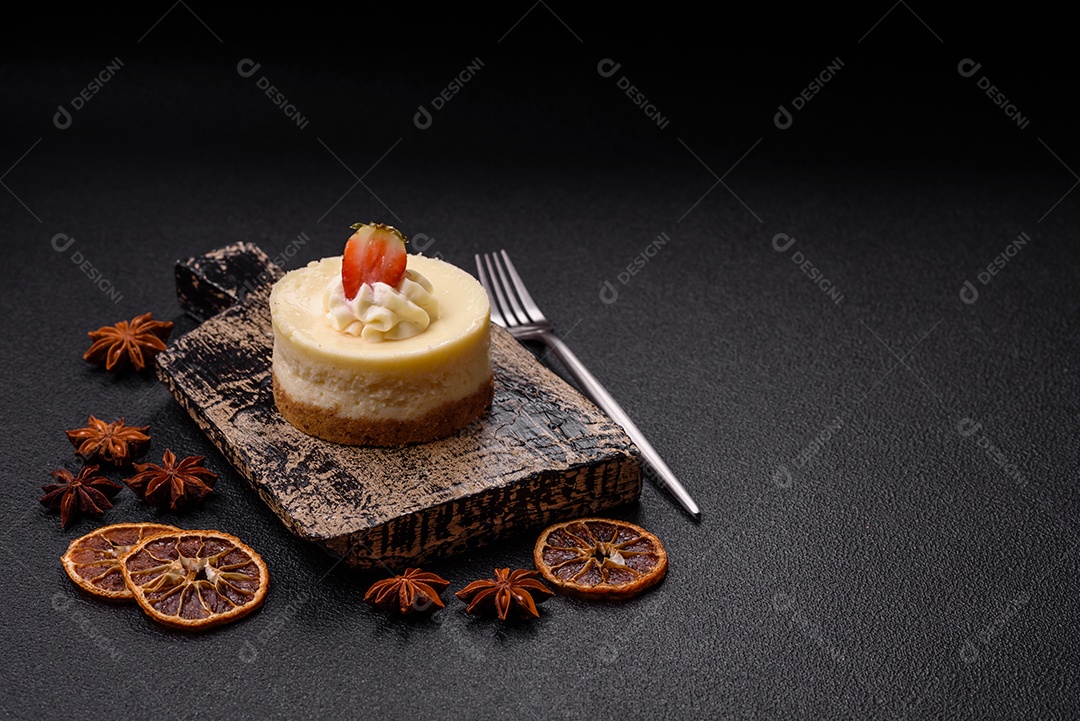 Delicioso mousse de fruta em uma mesa de concreto