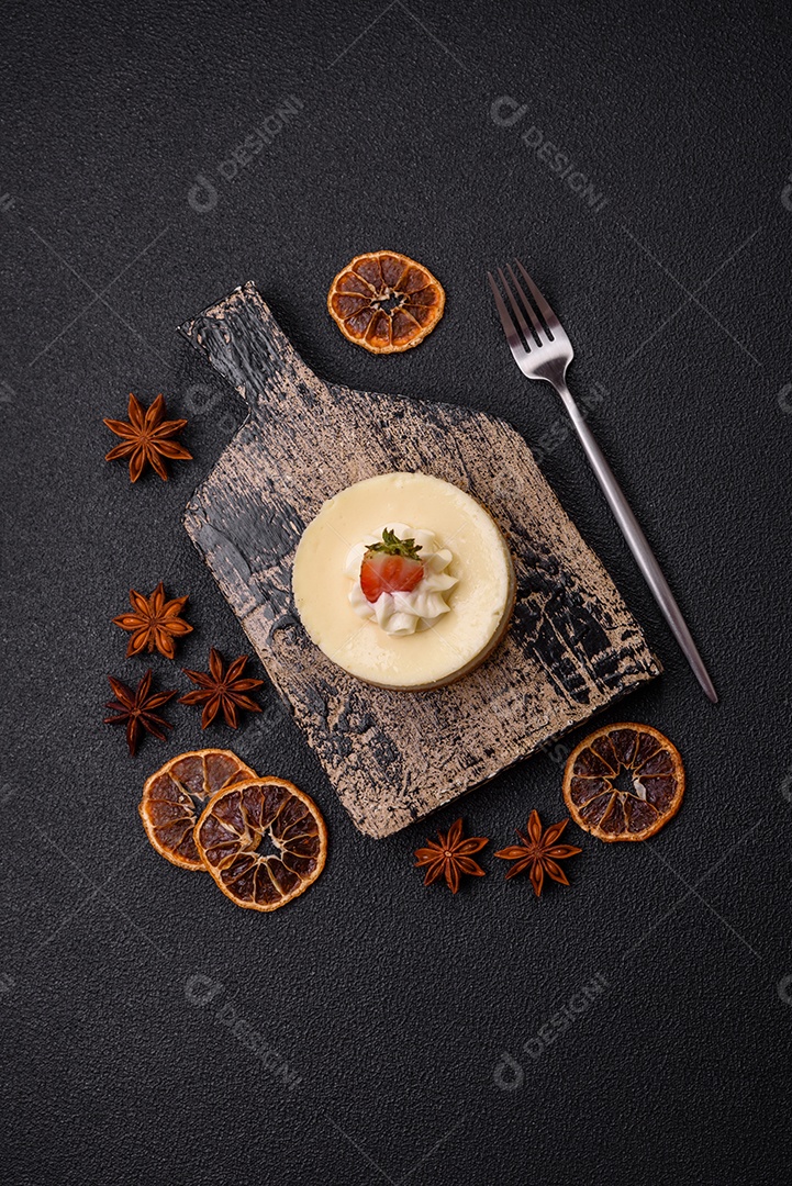 Delicioso mousse de fruta em uma mesa de concreto