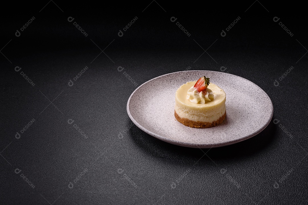 Delicioso mousse de fruta em uma mesa de concreto