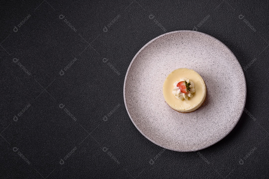 Delicioso mousse de fruta em uma mesa de concreto