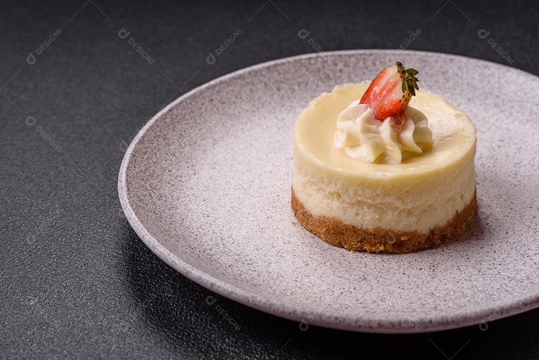 Delicioso mousse de fruta em uma mesa de concreto