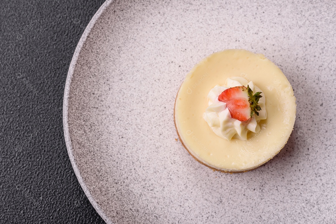 Delicioso mousse de fruta em uma mesa de concreto