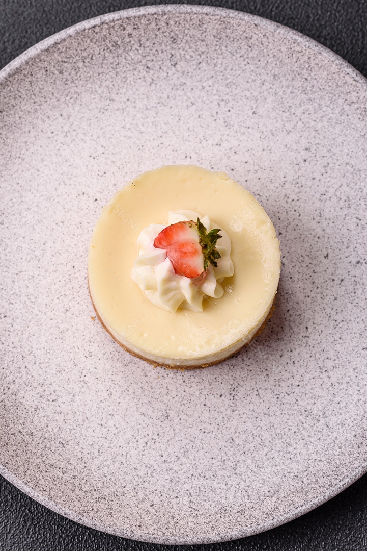 Delicioso mousse de fruta em uma mesa de concreto