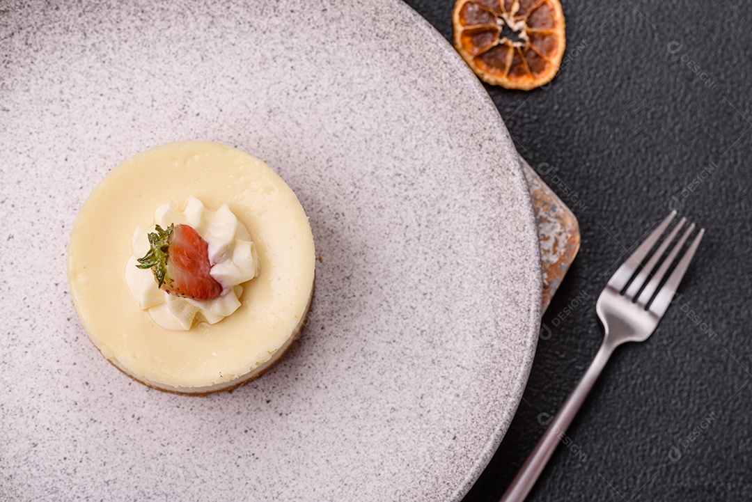 Delicioso mousse de fruta em uma mesa de concreto