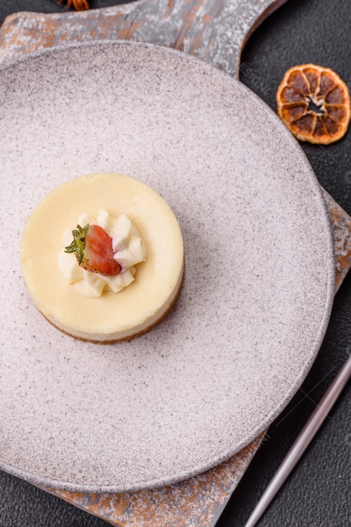 Delicioso mousse de fruta em uma mesa de concreto