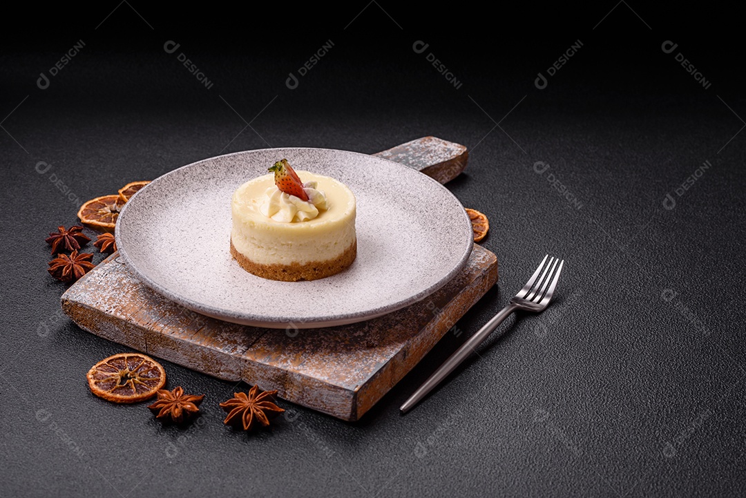 Delicioso mousse de fruta em uma mesa de concreto