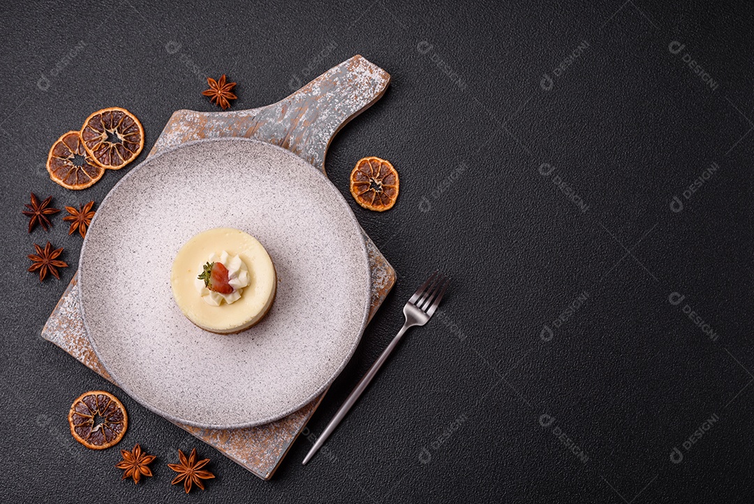 Delicioso mousse de fruta em uma mesa de concreto