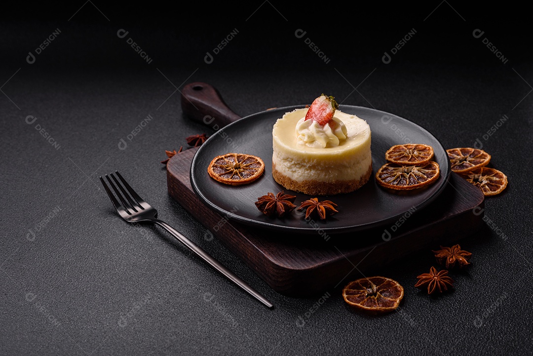 Delicioso mousse de fruta em uma mesa de concreto