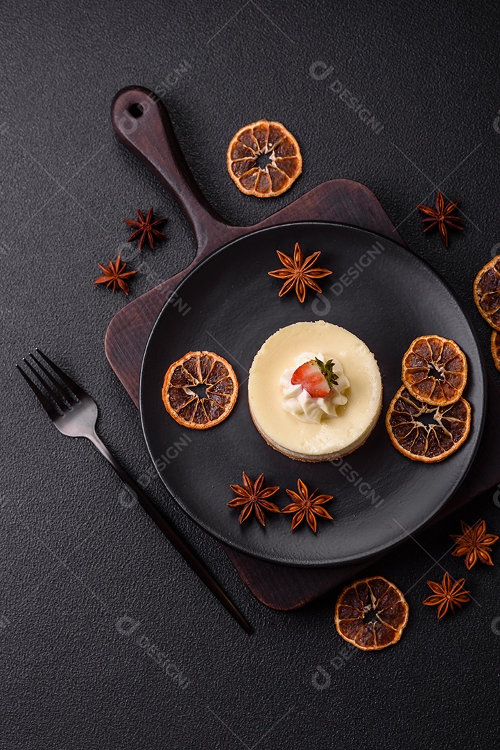 Delicioso mousse de fruta em uma mesa de concreto