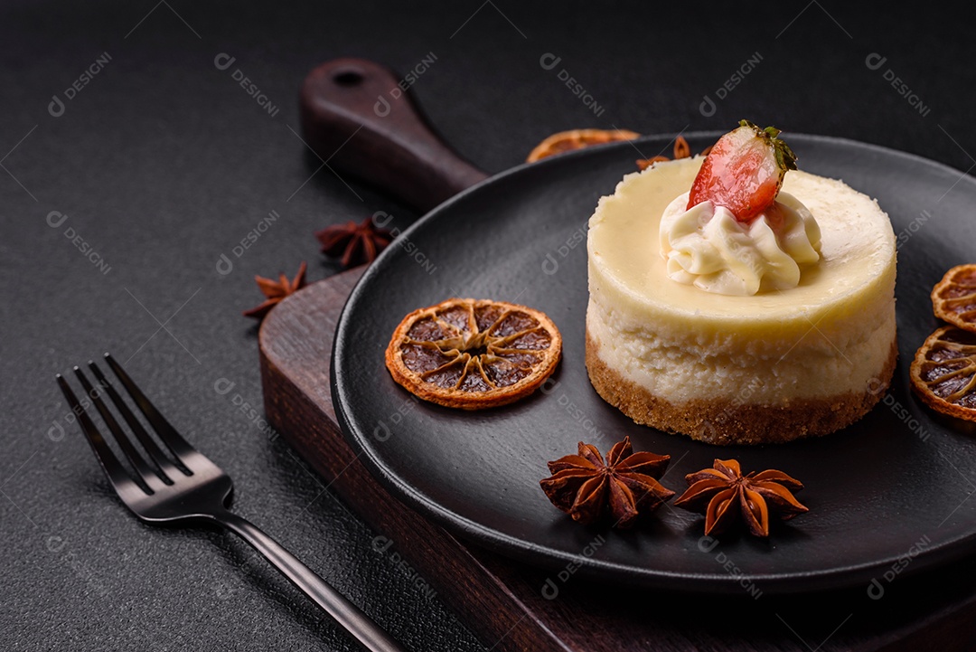 Delicioso mousse de fruta em uma mesa de concreto