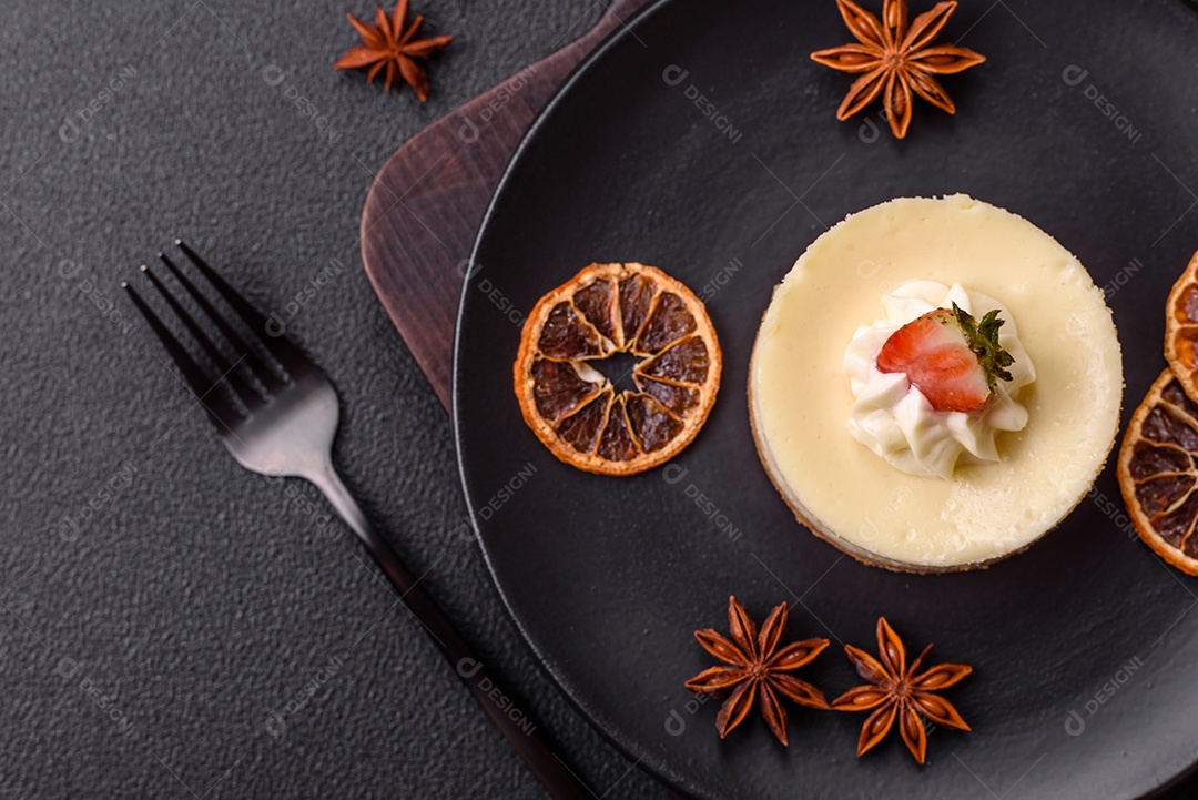 Delicioso mousse de fruta em uma mesa de concreto