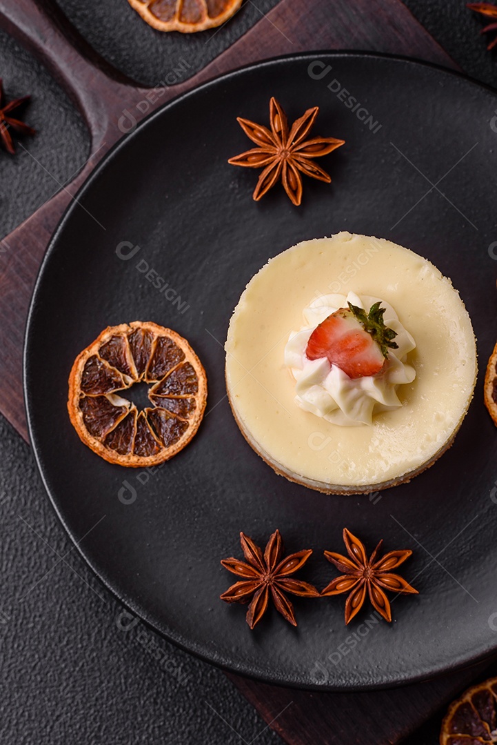 Delicioso mousse de fruta em uma mesa de concreto
