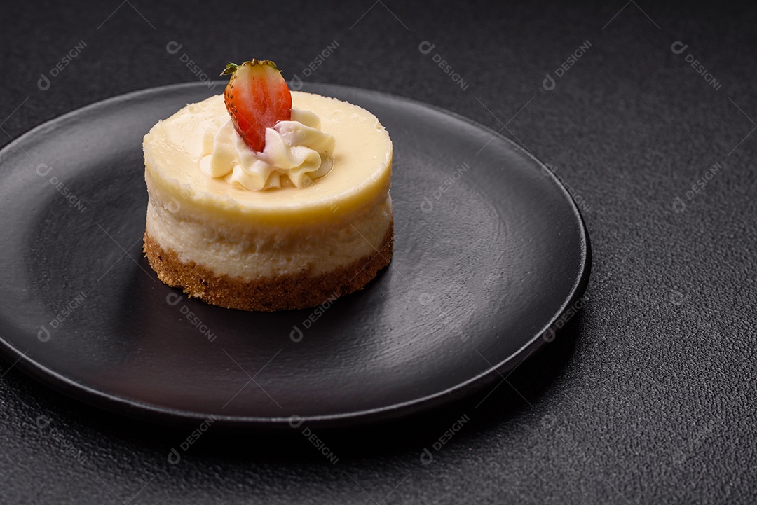 Delicioso mousse de fruta em uma mesa de concreto