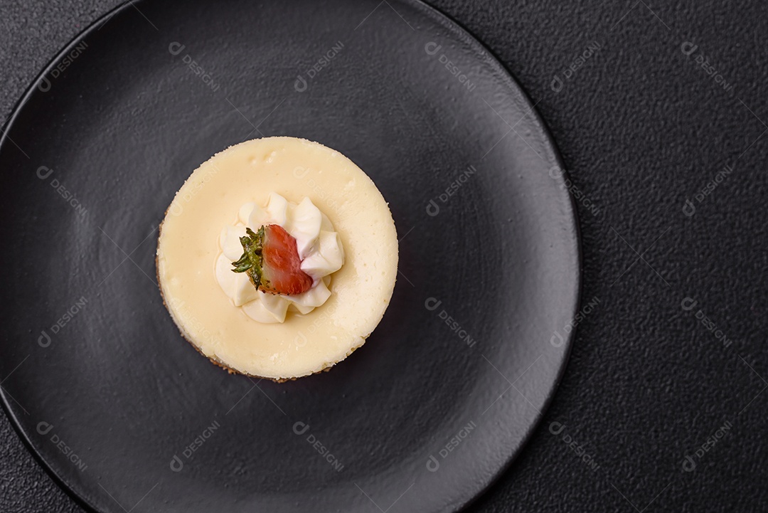 Delicioso mousse de fruta em uma mesa de concreto