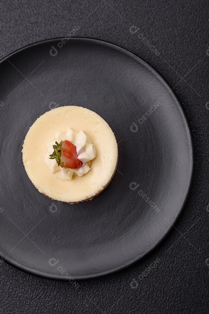 Delicioso mousse de fruta em uma mesa de concreto