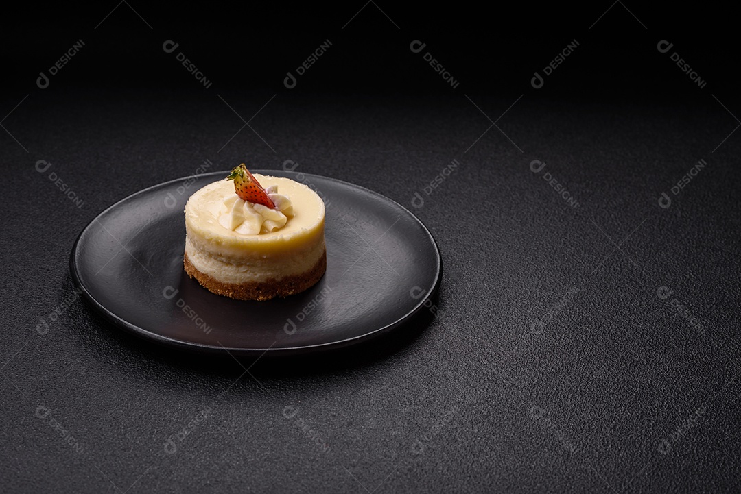 Delicioso mousse de fruta em uma mesa de concreto