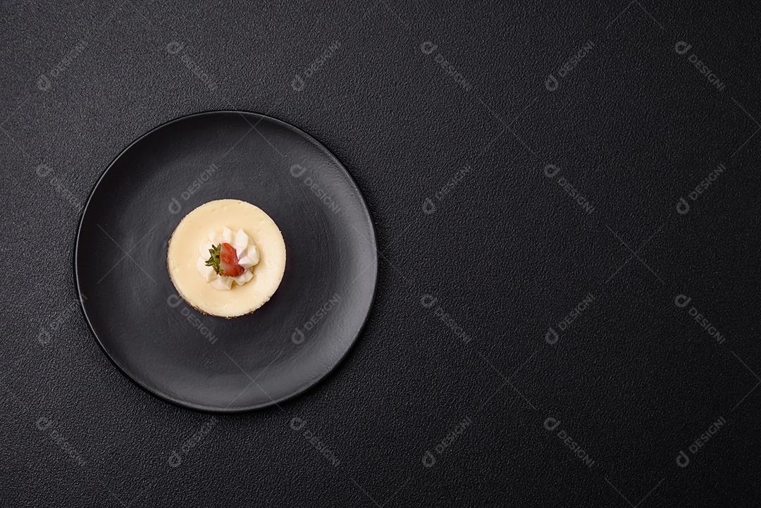 Delicioso mousse de fruta em uma mesa de concreto