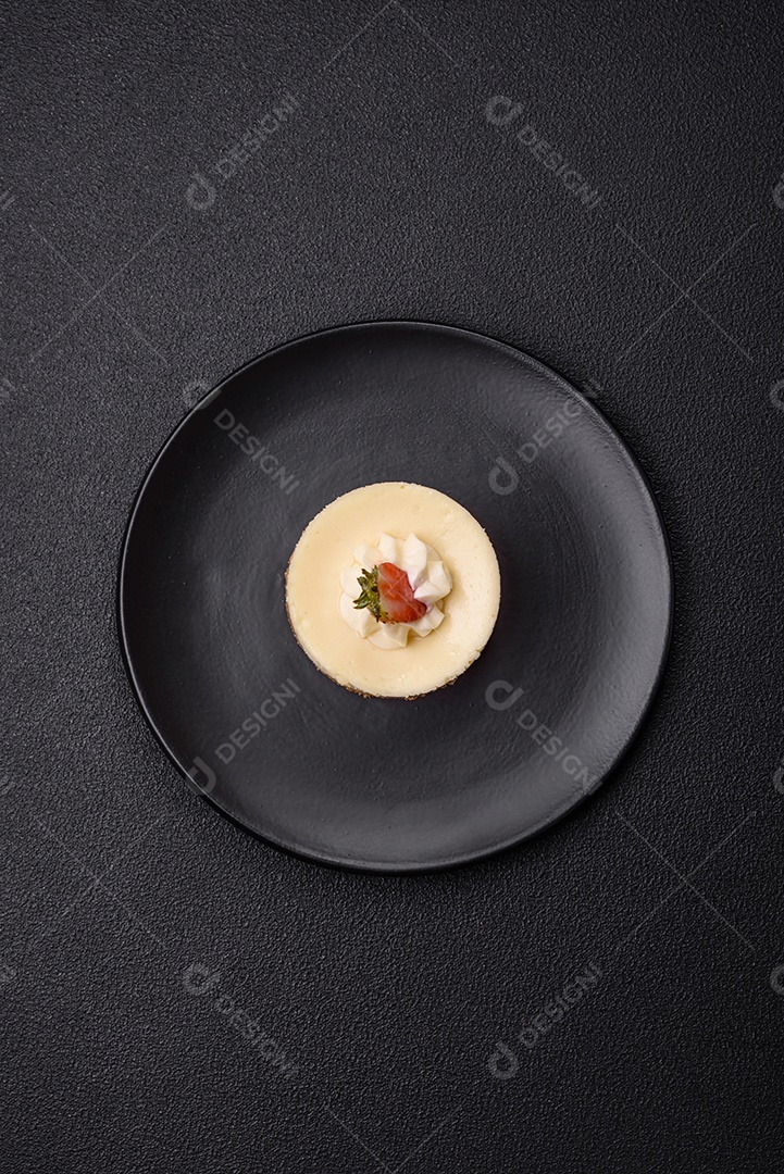 Delicioso mousse de fruta em uma mesa de concreto