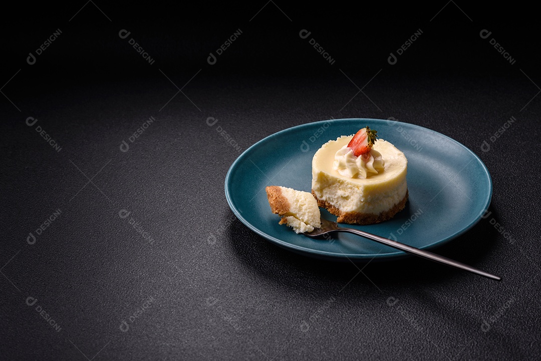 Delicioso mousse de fruta em uma mesa de concreto