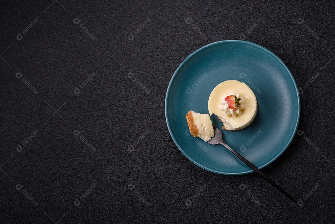 Delicioso mousse de fruta em uma mesa de concreto
