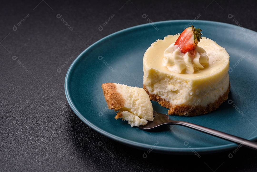 Delicioso mousse de fruta em uma mesa de concreto