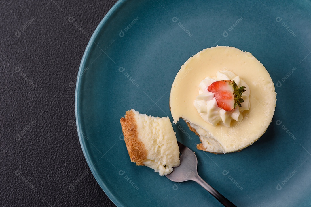 Delicioso mousse de fruta em uma mesa de concreto