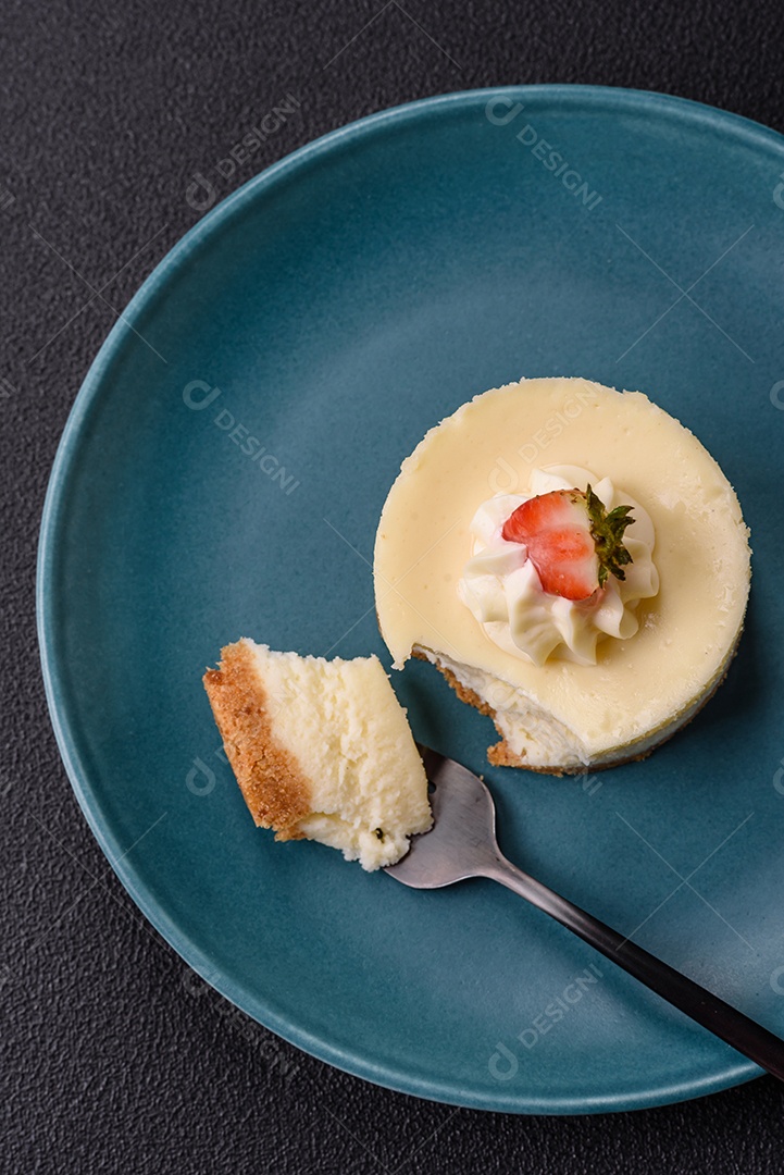 Delicioso mousse de fruta em uma mesa de concreto