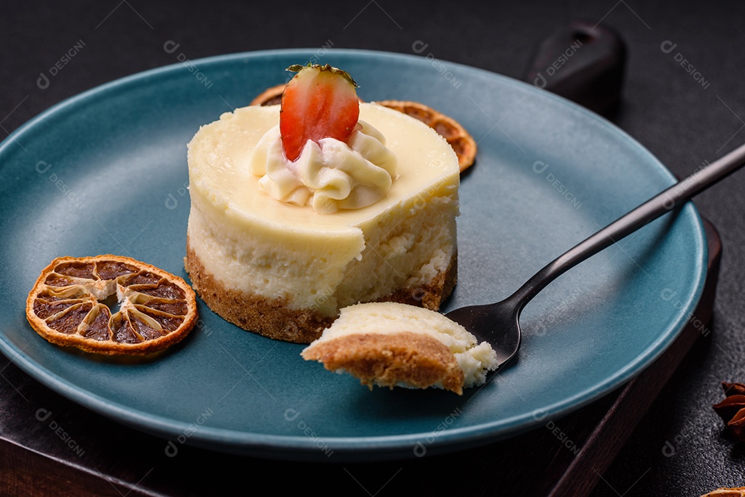 Delicioso mousse de fruta em uma mesa de concreto