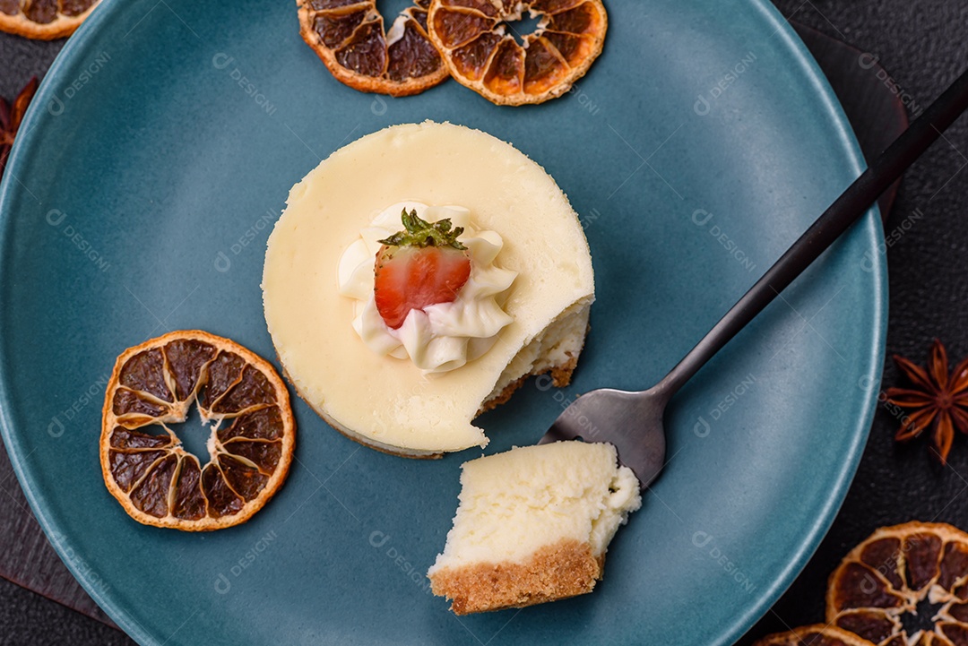 Delicioso mousse de fruta em uma mesa de concreto