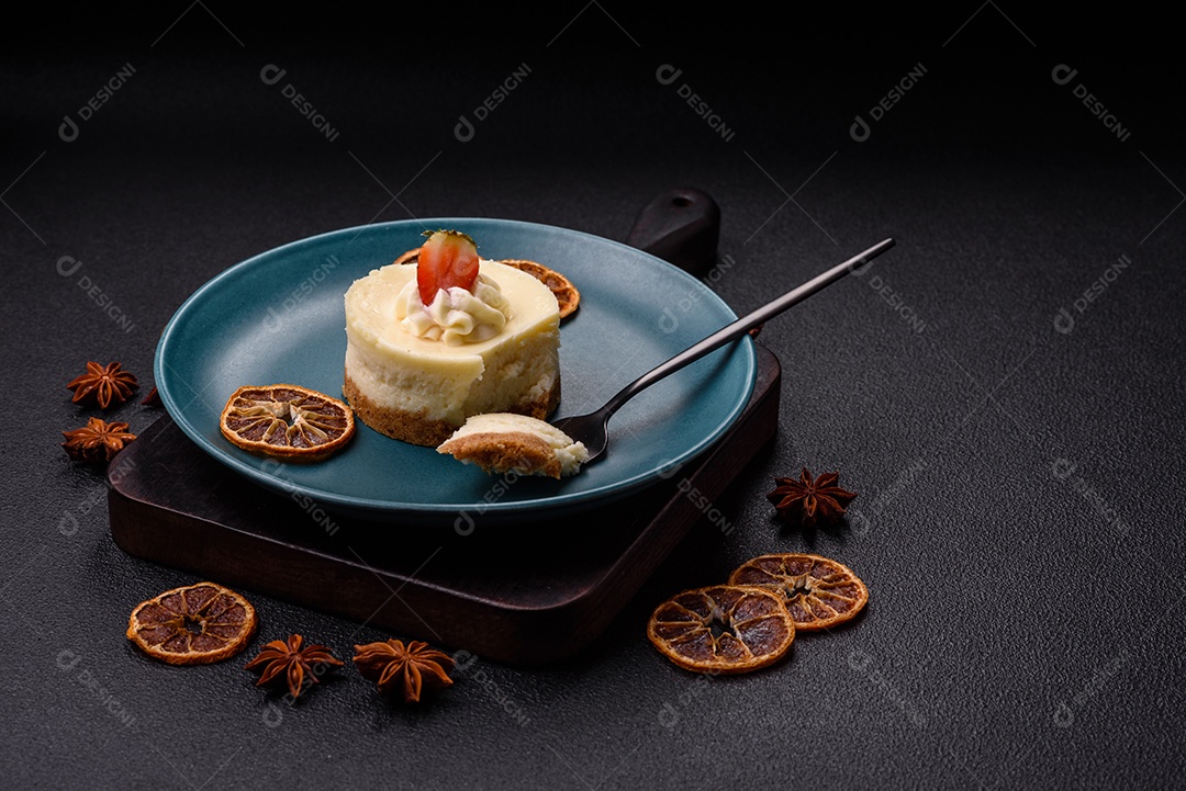 Delicioso mousse de fruta em uma mesa de concreto