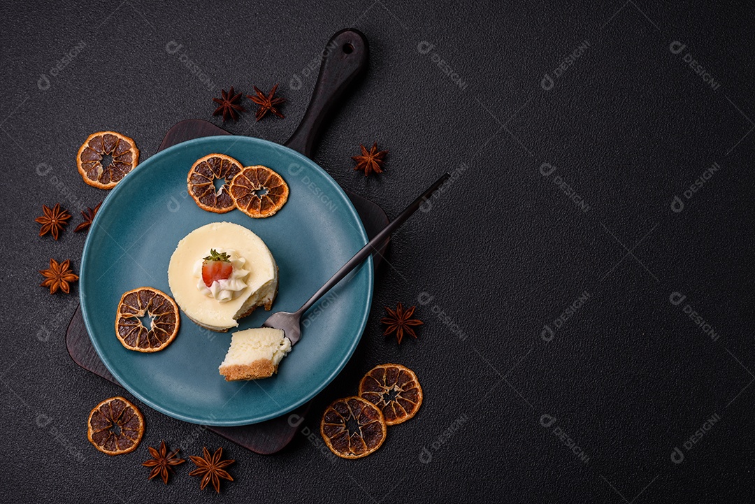 Delicioso mousse de fruta em uma mesa de concreto