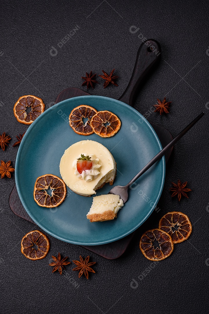 Delicioso mousse de fruta em uma mesa de concreto