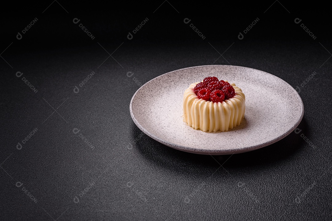 Delicioso mousse de fruta em uma mesa de concreto