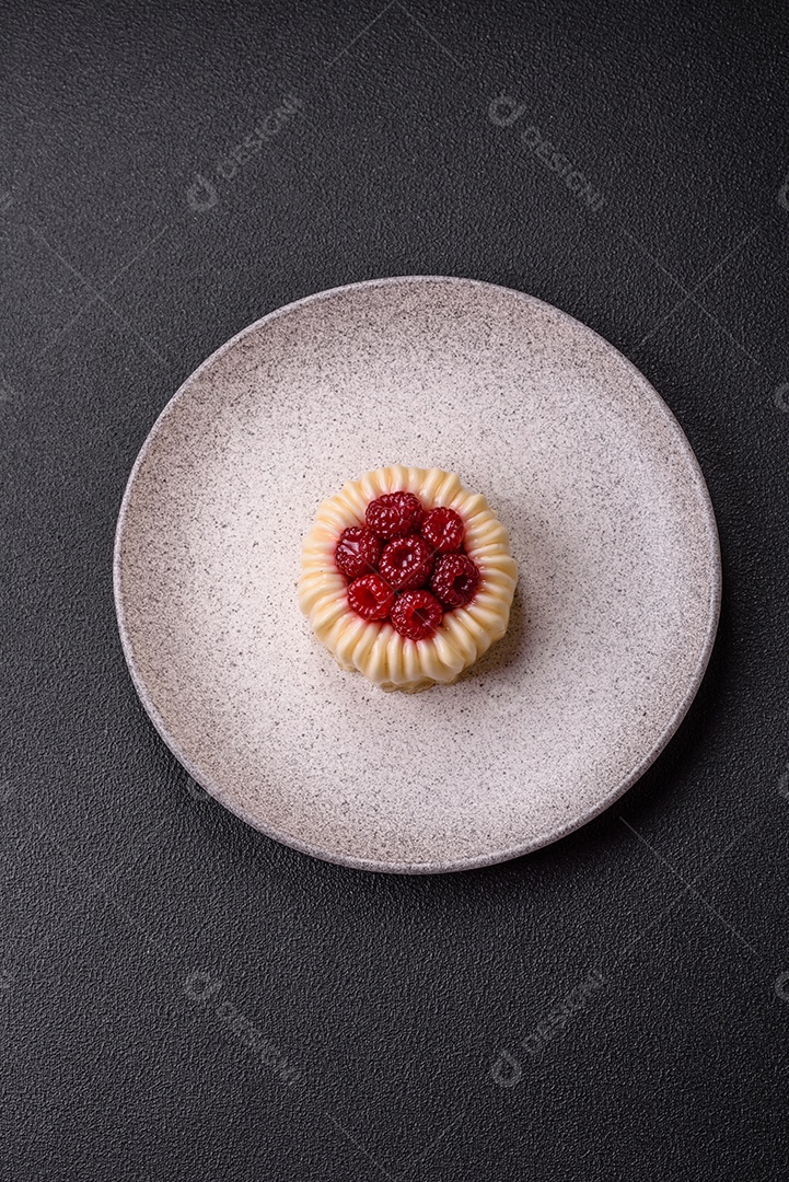 Delicioso mousse de fruta em uma mesa de concreto