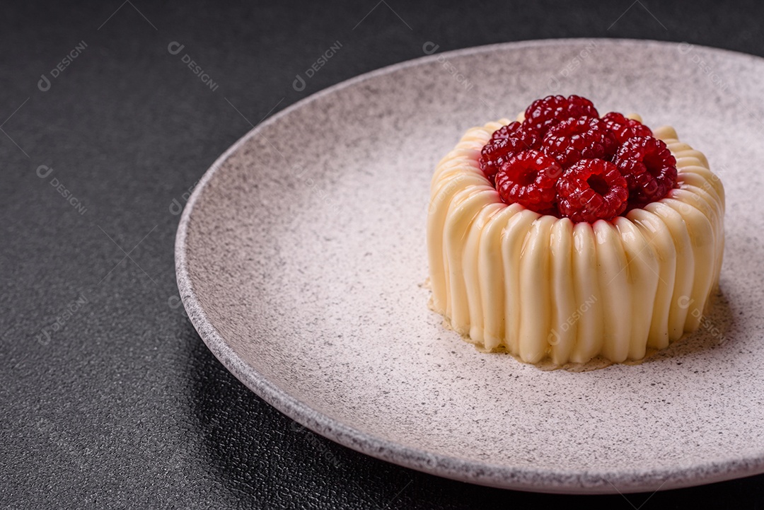 Delicioso mousse de fruta em uma mesa de concreto
