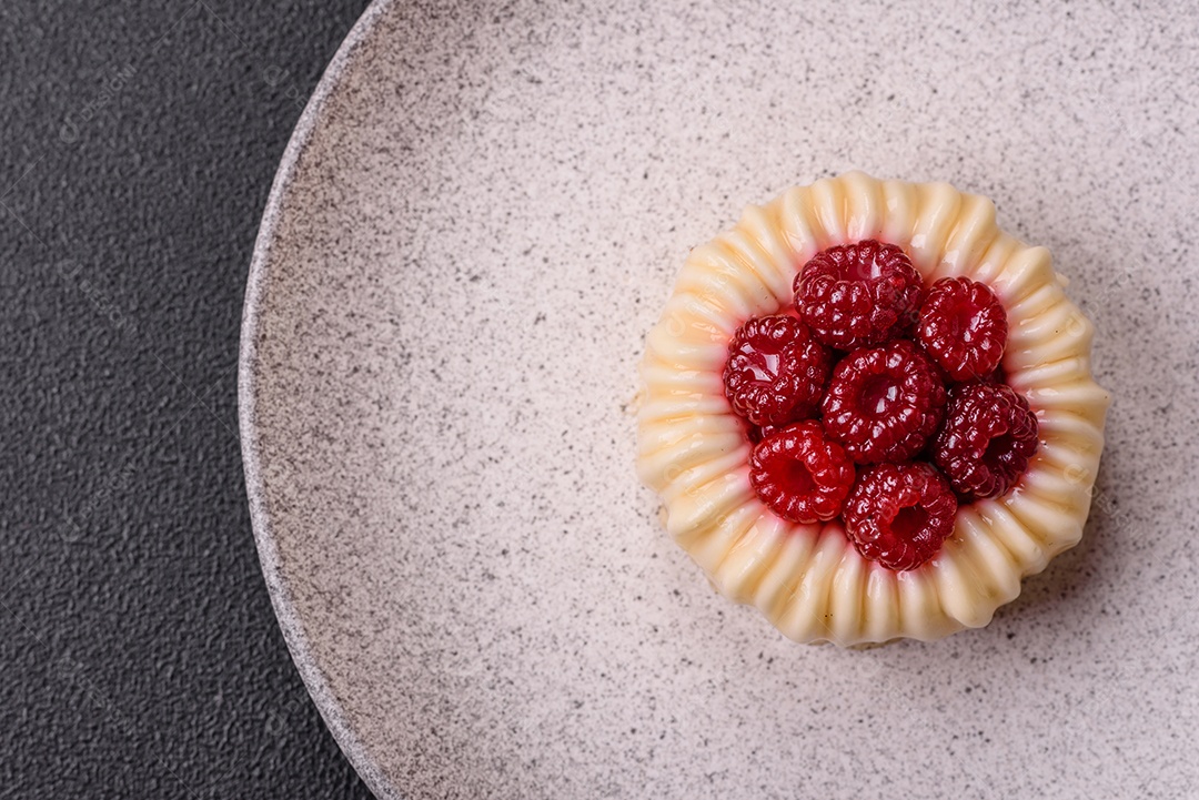Delicioso mousse de fruta em uma mesa de concreto