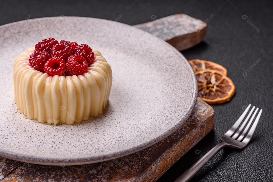Delicioso mousse de fruta em uma mesa de concreto