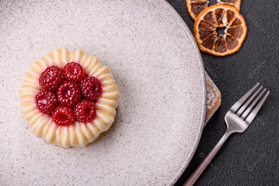 Delicioso mousse de fruta em uma mesa de concreto