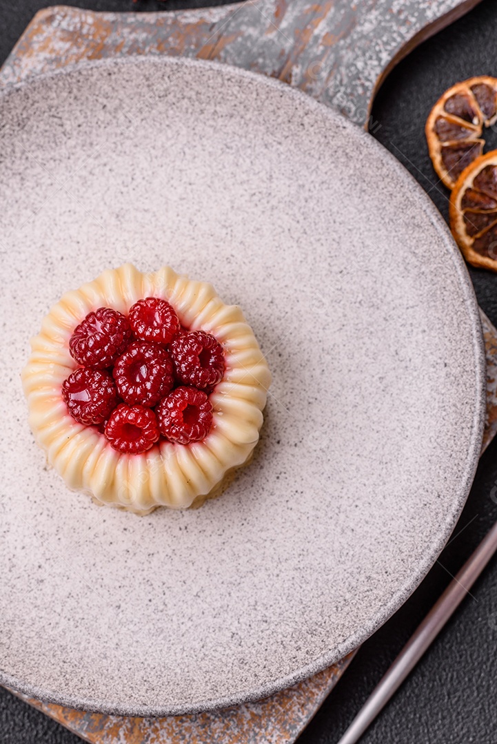 Delicioso mousse de fruta em uma mesa de concreto
