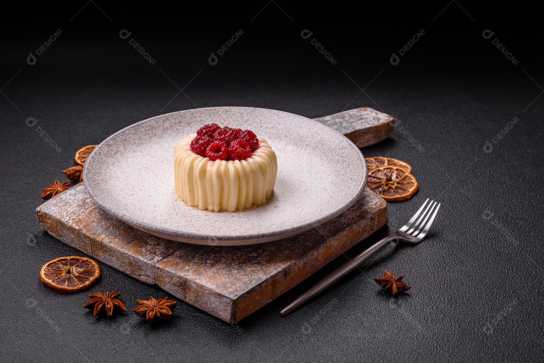 Delicioso mousse de fruta em uma mesa de concreto