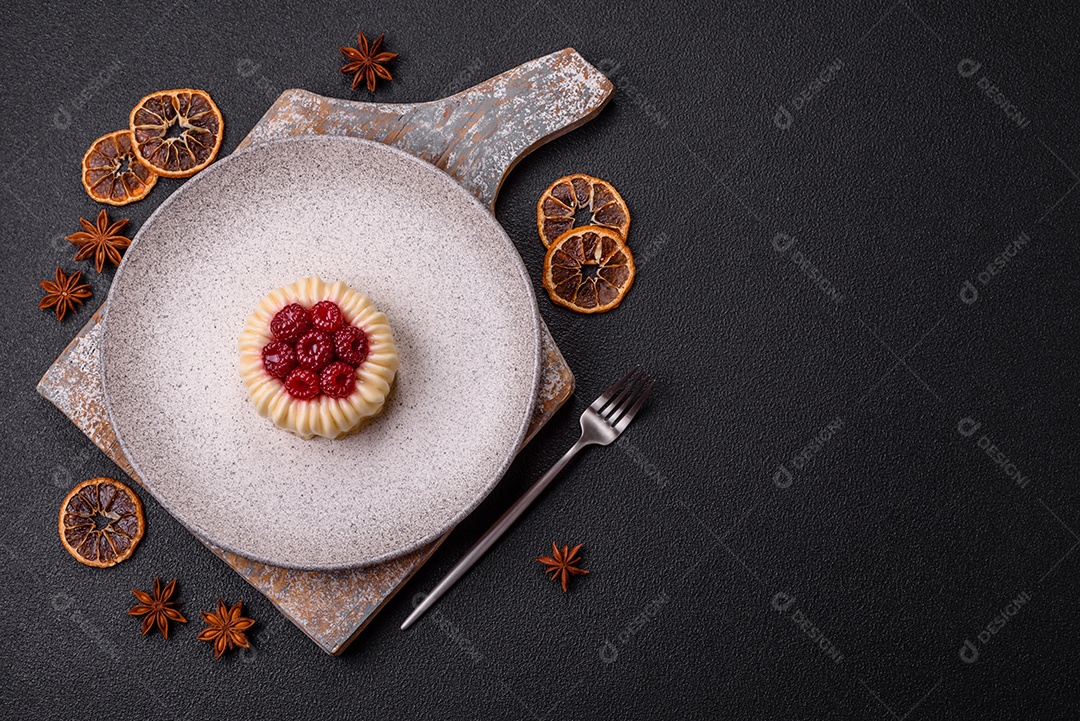 Delicioso mousse de fruta em uma mesa de concreto