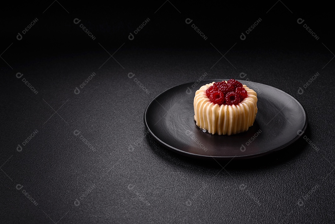 Delicioso mousse de fruta em uma mesa de concreto