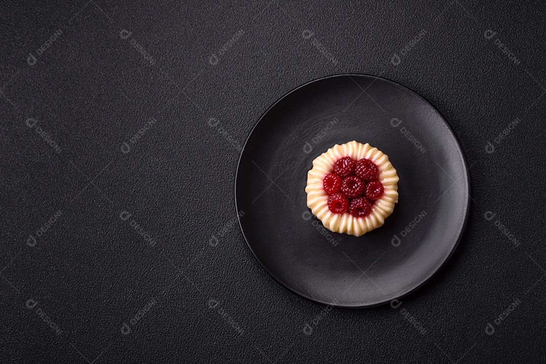 Delicioso mousse de fruta em uma mesa de concreto