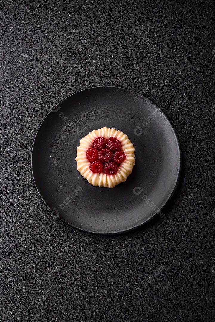 Delicioso mousse de fruta em uma mesa de concreto