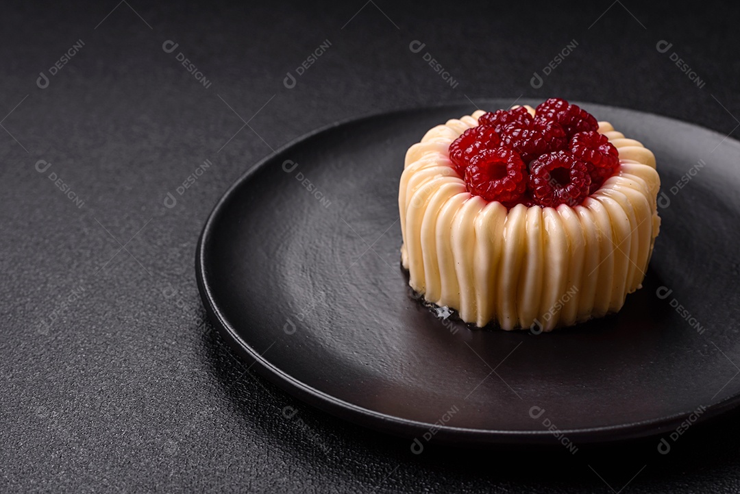 Delicioso mousse de fruta em uma mesa de concreto