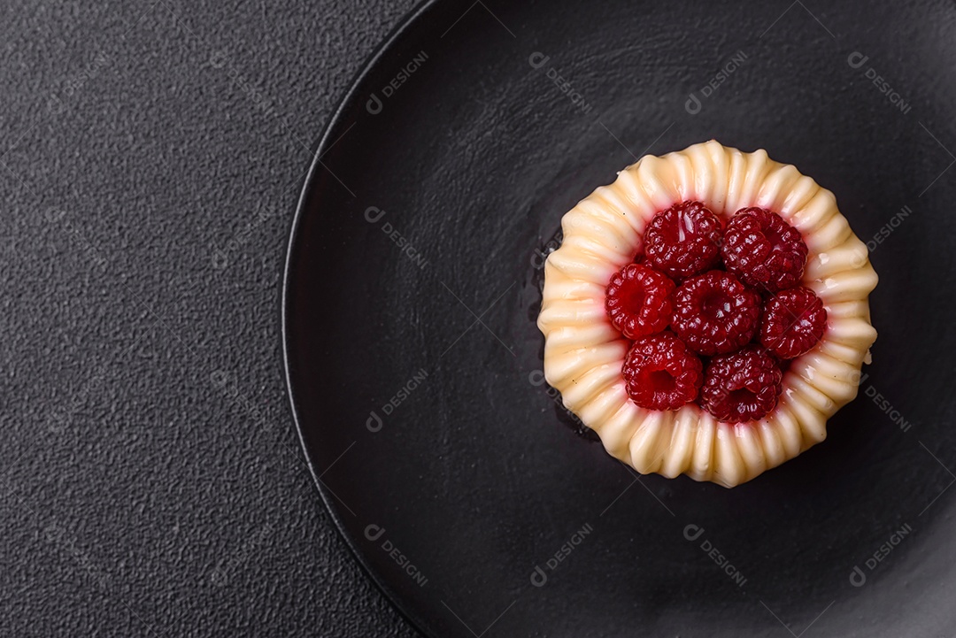 Delicioso mousse de fruta em uma mesa de concreto