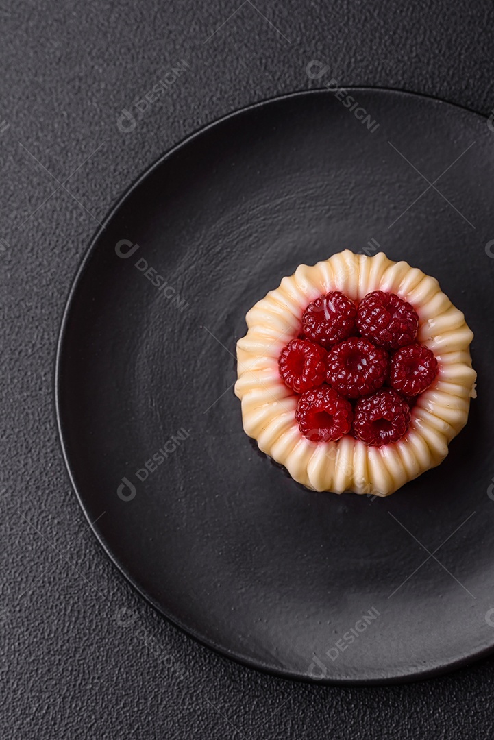 Delicioso mousse de fruta em uma mesa de concreto
